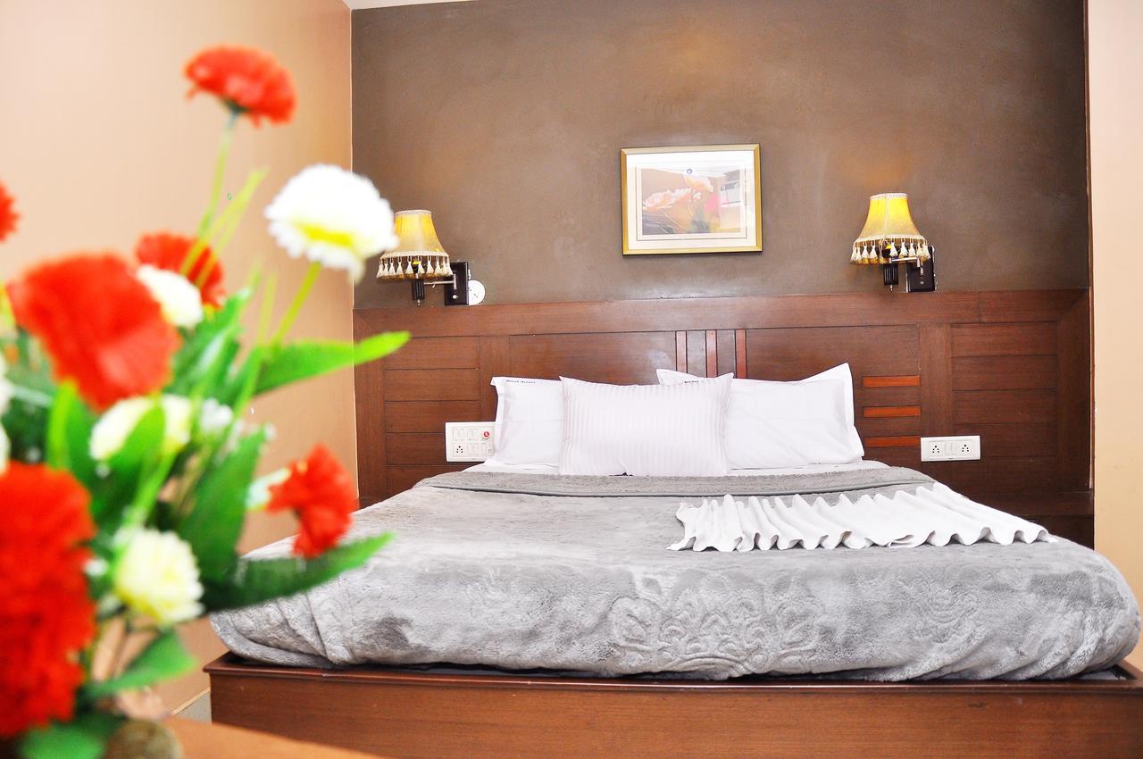 Royal Avenue Hotel บังกาลอร์ ภายนอก รูปภาพ